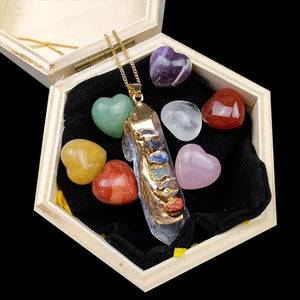 Cajita de madera con piedras en forma de corazón y collar 7 chakras