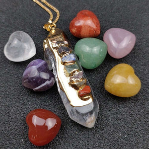 Coffret en bois avec pierres en forme de coeur et collier 7 chakras