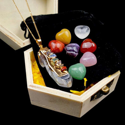 Coffret en bois avec pierres en forme de coeur et collier 7 chakras