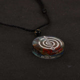 Collier amulette 7 chakras en Orgonite