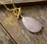 Collier "Paix infinie" en forme de goutte de quartz rose