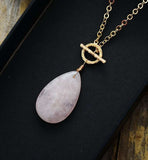 Collier "Paix infinie" en forme de goutte de quartz rose