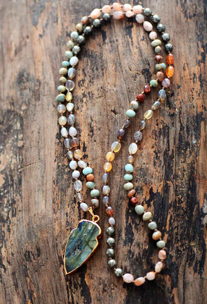 Collier de perles en labradorite, jaspe, quartz et agate
