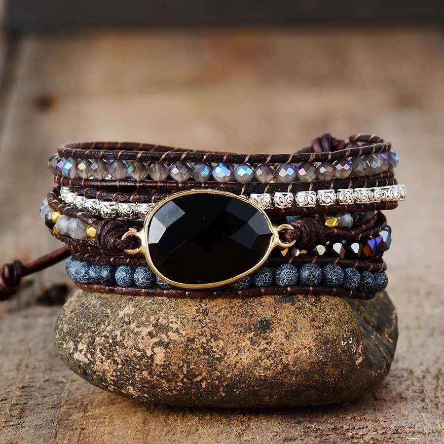 Preciosa pulsera elaborada a mano con piedra de Onyx negro. El Onyx negro es la piedra de la fuerza, el vigor y la perseverancia. Es muy efectiva en la meditación y en el yoga.