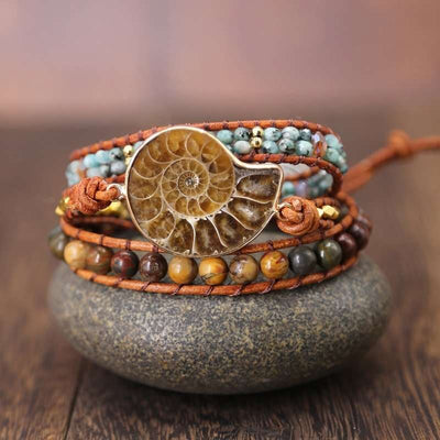 Pulsera de la memoria del mar con fósil de amonita y piedras naturales